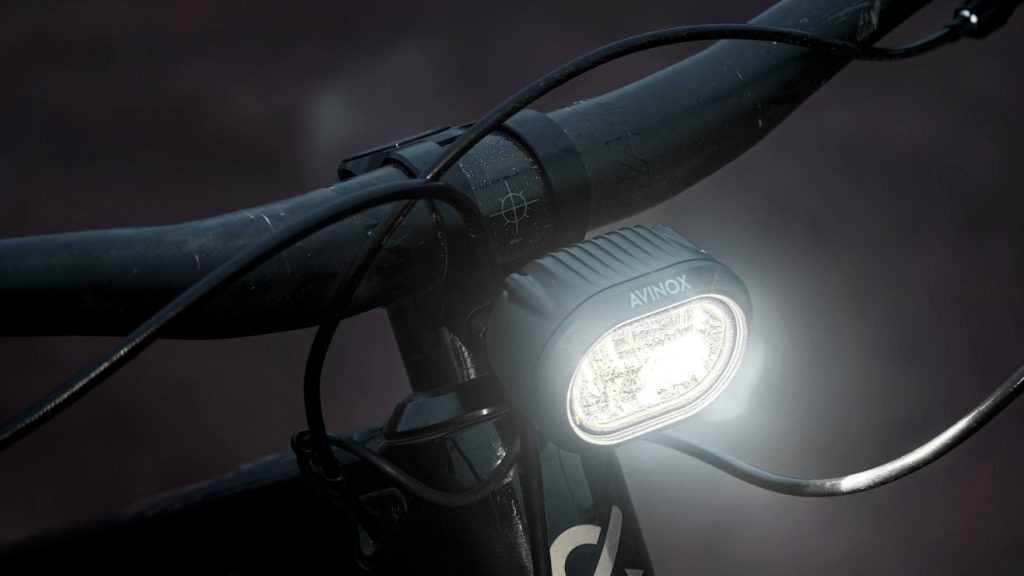 Mejorando la Visibilidad y Seguridad de tu e-Bike: La Luz Delantera Amflow Smart Front Light con Sistema Avinox